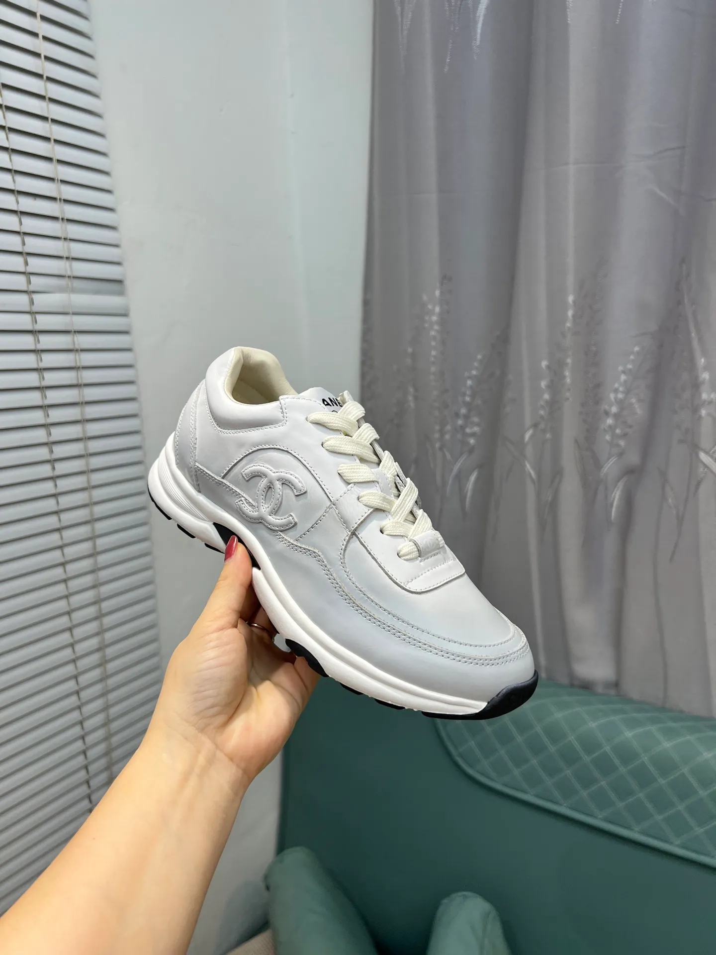 Men's men's shoes 💰660 Exclusive real shot (top version) CHANEL Chanel 2025ss color matching thick-soled casual sports shoes and sneakers. The counter is synchronized. The counter is very popular. A shoe that is very difficult to buy. The most popular thick-soled panda shoes on the Internet. It can be imagined that Xiaoxiang control can't miss it. It has both good looks and comfort. Simple and versatile white shoes. The thick sole increases the height and is super versatile. Close your eyes and wear it. Whoever wears it will look better. Upper: calfskin Lining: imported sheepskin lining Outsole: TPU original outsole Size: 35-44 (customized for women 41 and 40, and 45 for men)